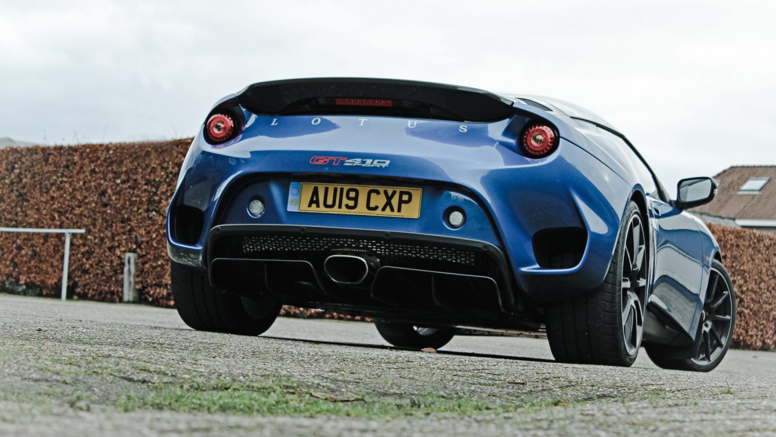 De achterkant van een blauwe Lotus Evora GT410 Sport.