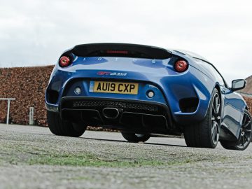 De achterkant van een blauwe Lotus Evora GT410 Sport.