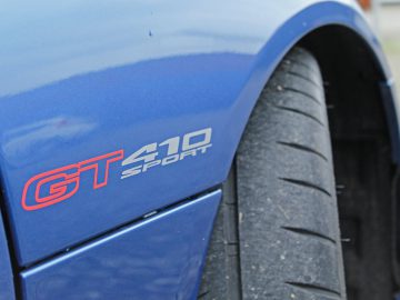Een close-up van een blauwe Lotus Evora GT410 Sport.