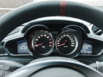 Het dashboard van een Lotus Evora GT410 Sport met een snelheidsmeter.