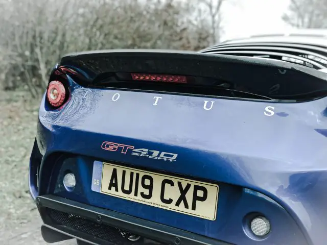 De achterkant van een blauwe Lotus Evora GT410 Sport.