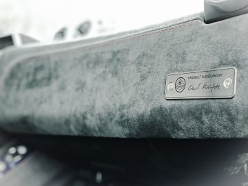Een close-up van het dashboard van een Lotus Evora GT410 Sport.