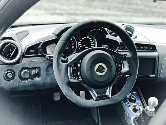 Het dashboard en het stuur van een Lotus Evora GT410 Sport.