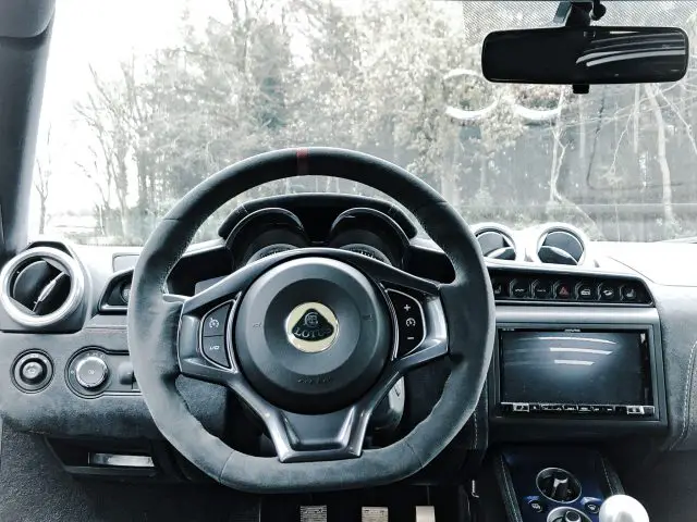 Het interieur van een Lotus Evora GT410 Sport met stuur en versnellingspook.