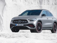 De Mercedes-Benz GLA 2019 staat geparkeerd voor een besneeuwde berg.