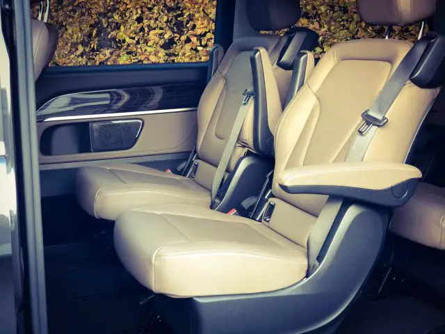 Het interieur van een Mercedes-Benz V-Klasse met bruin lederen stoelen.