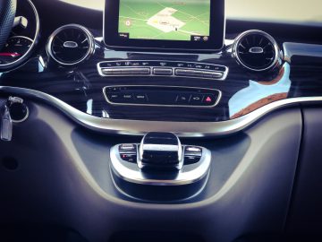 Het dashboard van een Mercedes-Benz V-Klasse.