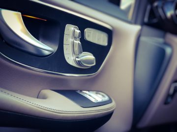 Een close-up van een deurklink in een Mercedes-Benz V-Klasse-auto.