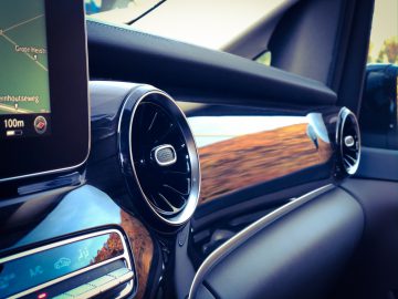Mercedes-Benz V-Klasse dashboard met GPS.