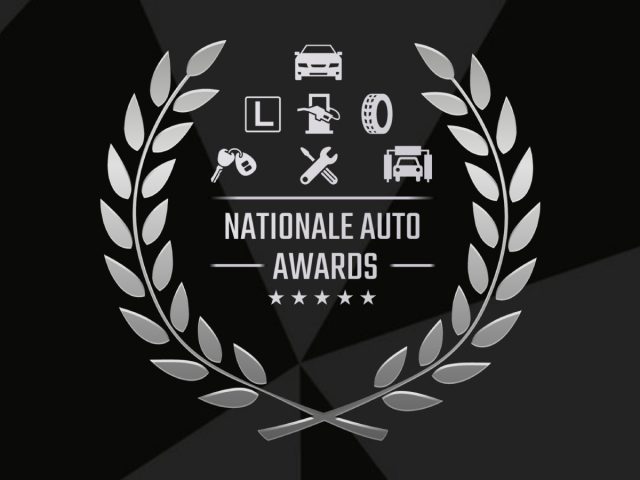Het Nationale Auto Awards-logo op een zwarte achtergrond.
