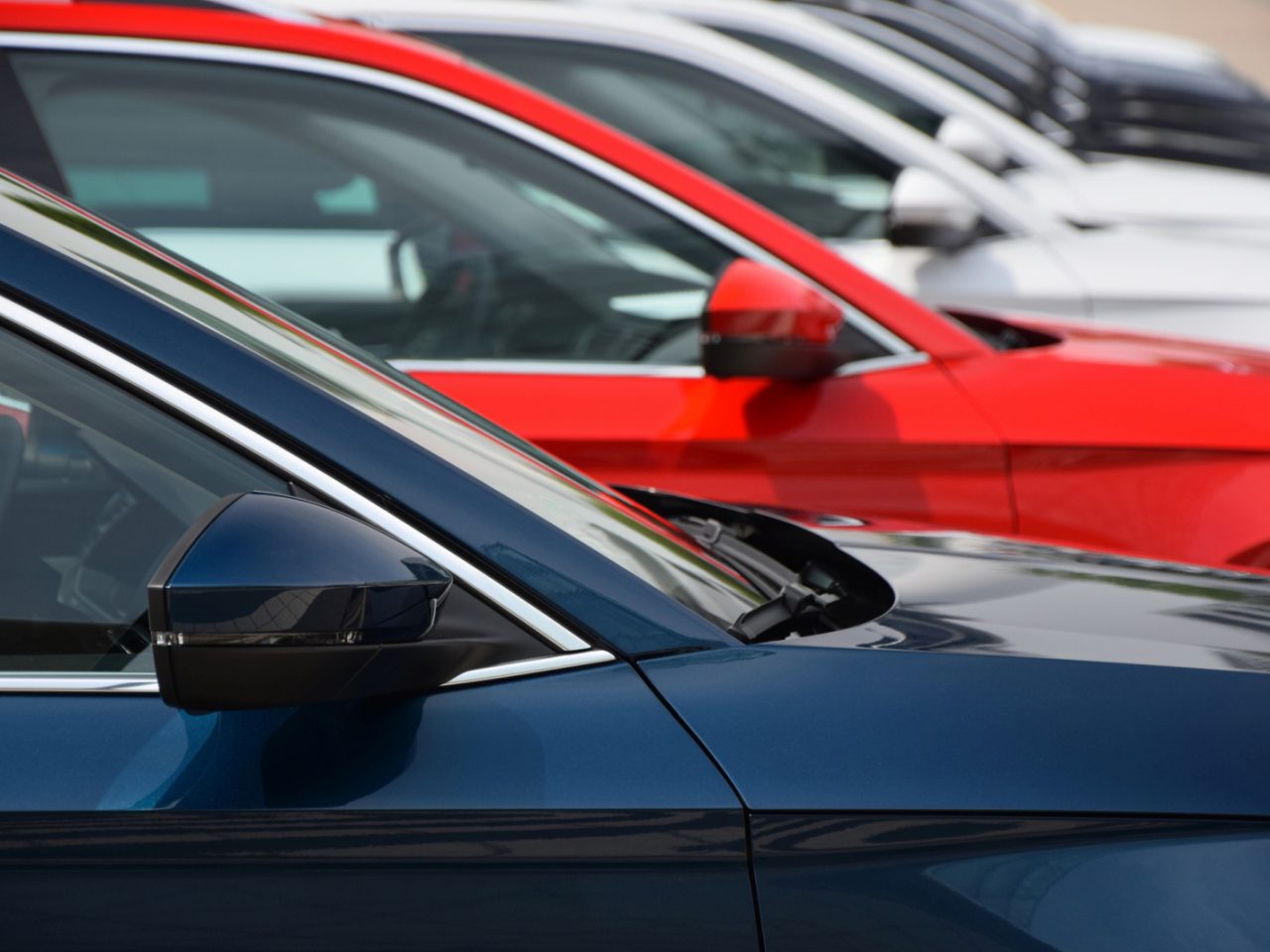 Een rij auto's geparkeerd in een Nederlands wagenpark.