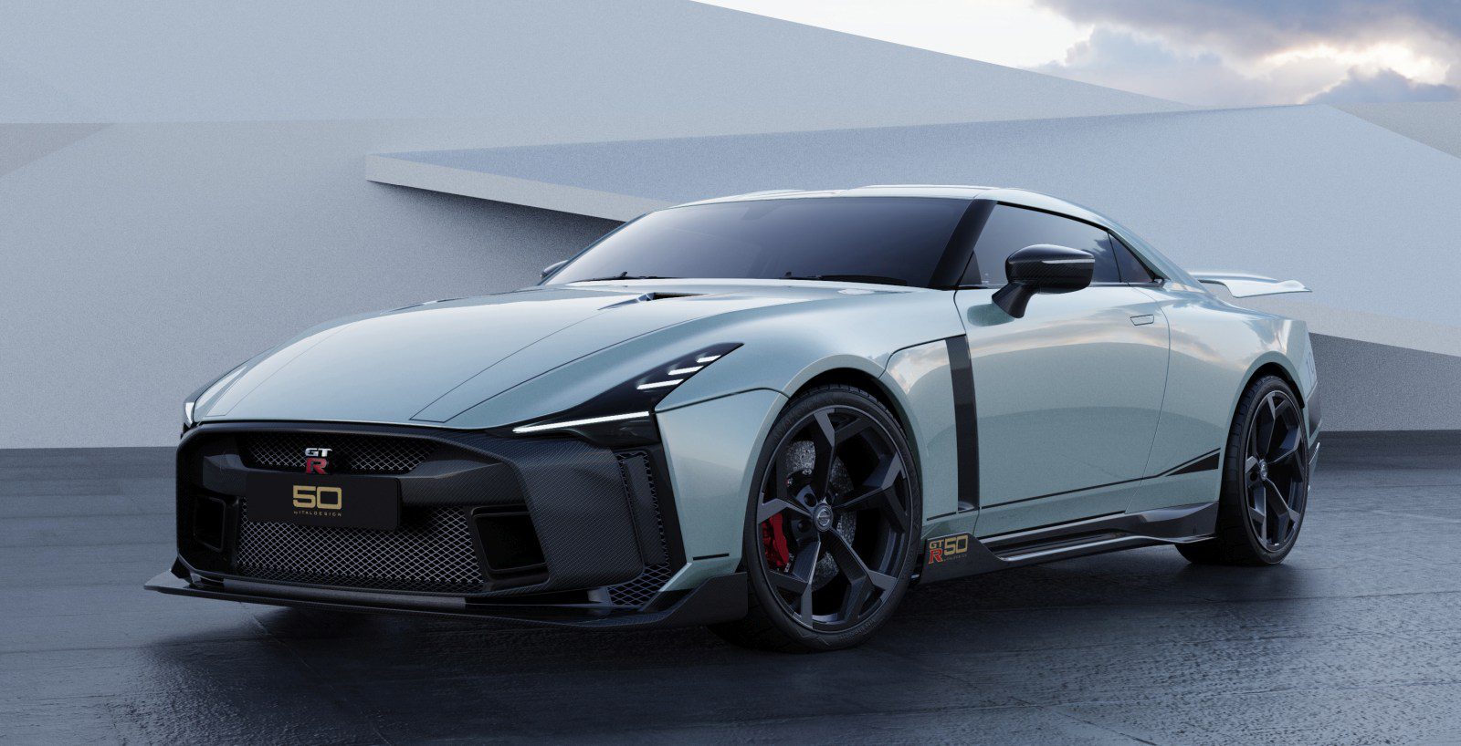 De Nissan GT-R staat voor een gebouw geparkeerd.