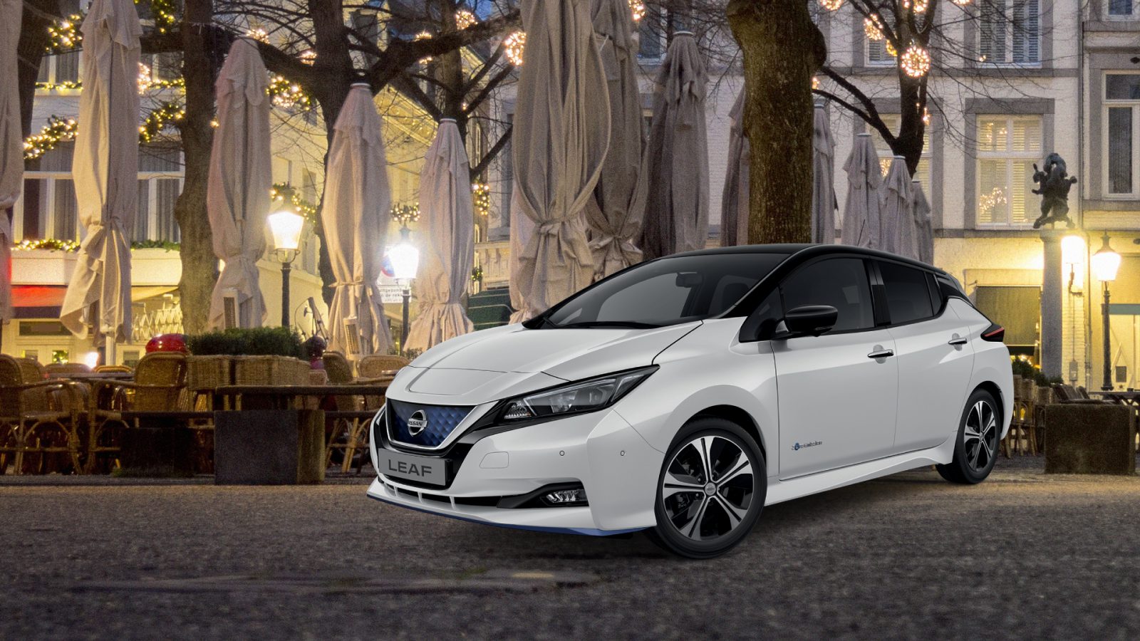 Een Nissan LEAF geparkeerd voor een restaurant.