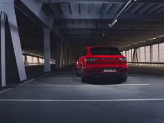 Een rode Porsche Macan GTS geparkeerd in een parkeergarage.