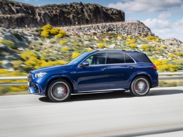 De Mercedes GLE SUV uit 2019 rijdt over een bergweg.