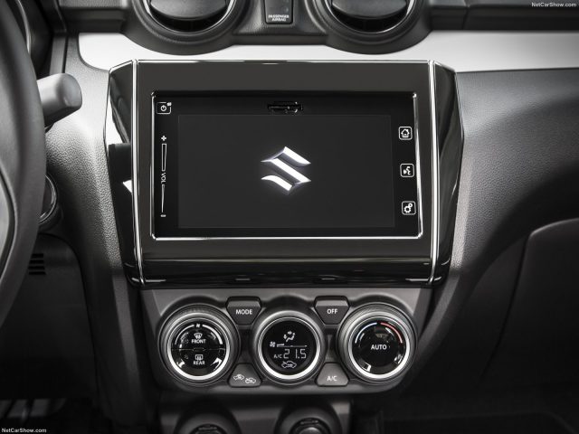 Het dashboard van een Suzuki Swift met touchscreen.