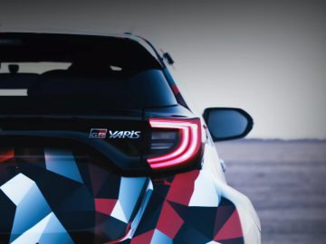 De achterkant van een Toyota Yaris GR-4.