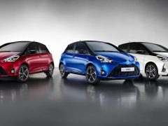 De nieuwe Toyota Yaris, de populairste auto in Nederland, wordt in verschillende kleuren getoond.