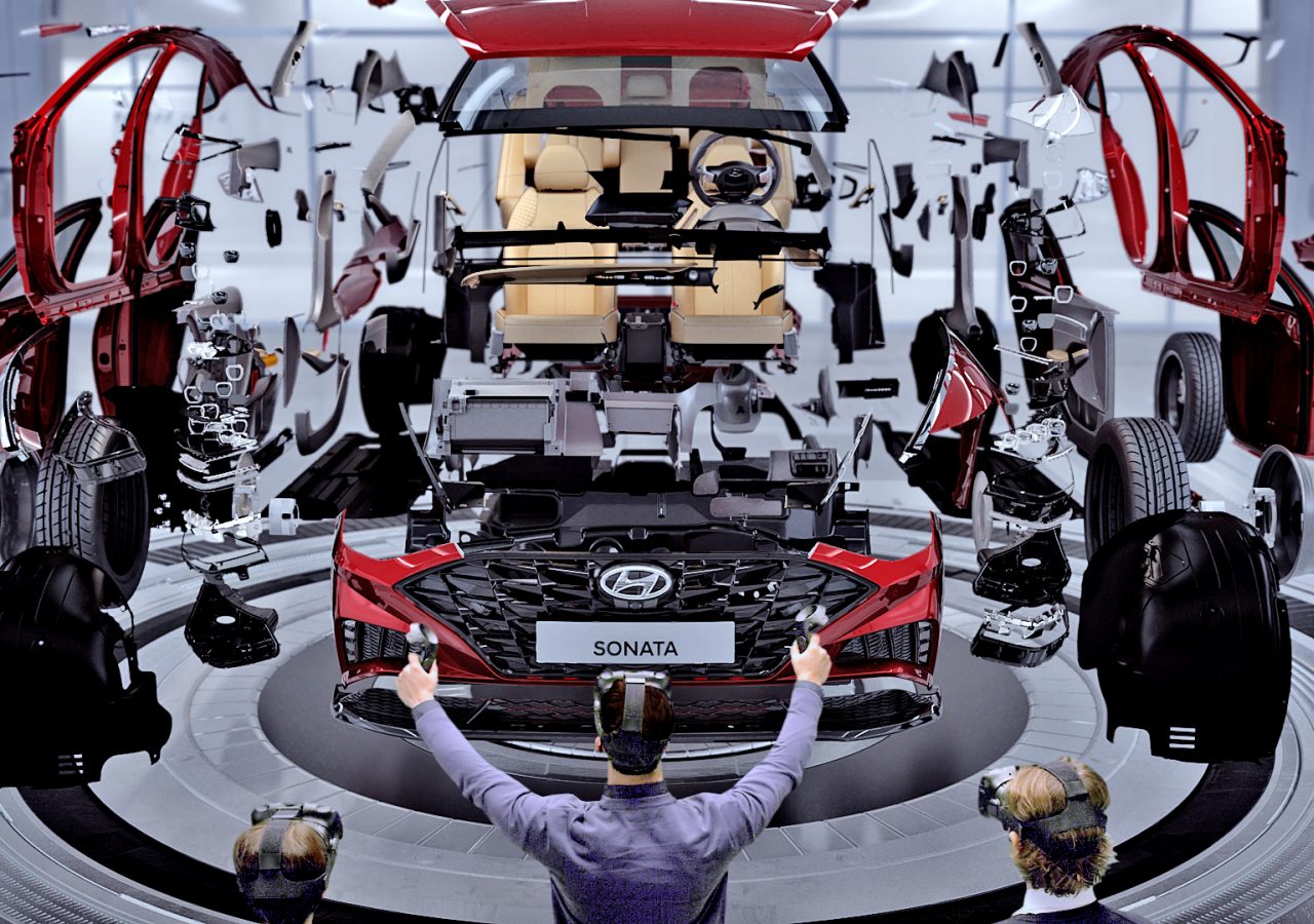 Een man staat voor een Hyundai-auto in een fabriek.