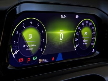 Het dashboard van een Volkswagen Golf 8 met een groen scherm.