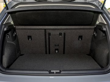 De kofferbak van een Volkswagen Golf 8 met de stoelen neergeklapt.