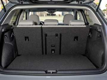 De kofferbak van een grijze Volkswagen Golf 8.