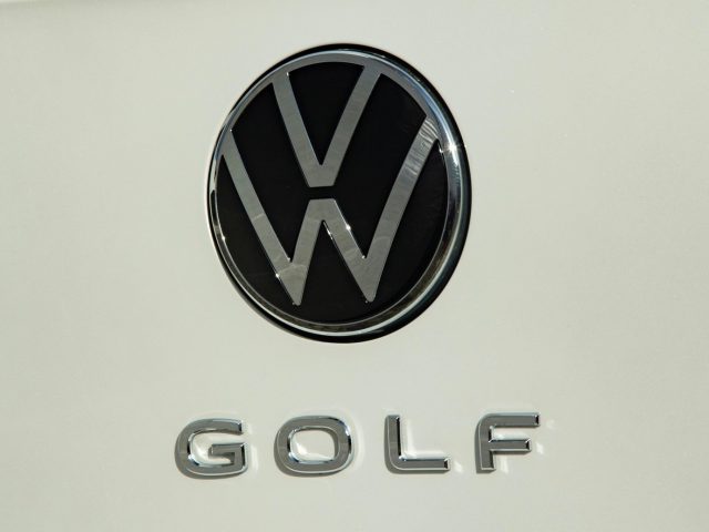 Volkswagen Golf 8 logo op een witte auto.