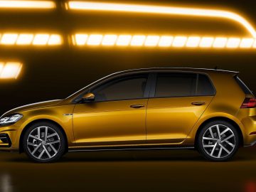 De nieuwe Volkswagen Golf GTI wordt in geel weergegeven als een van de gebruikte auto's.