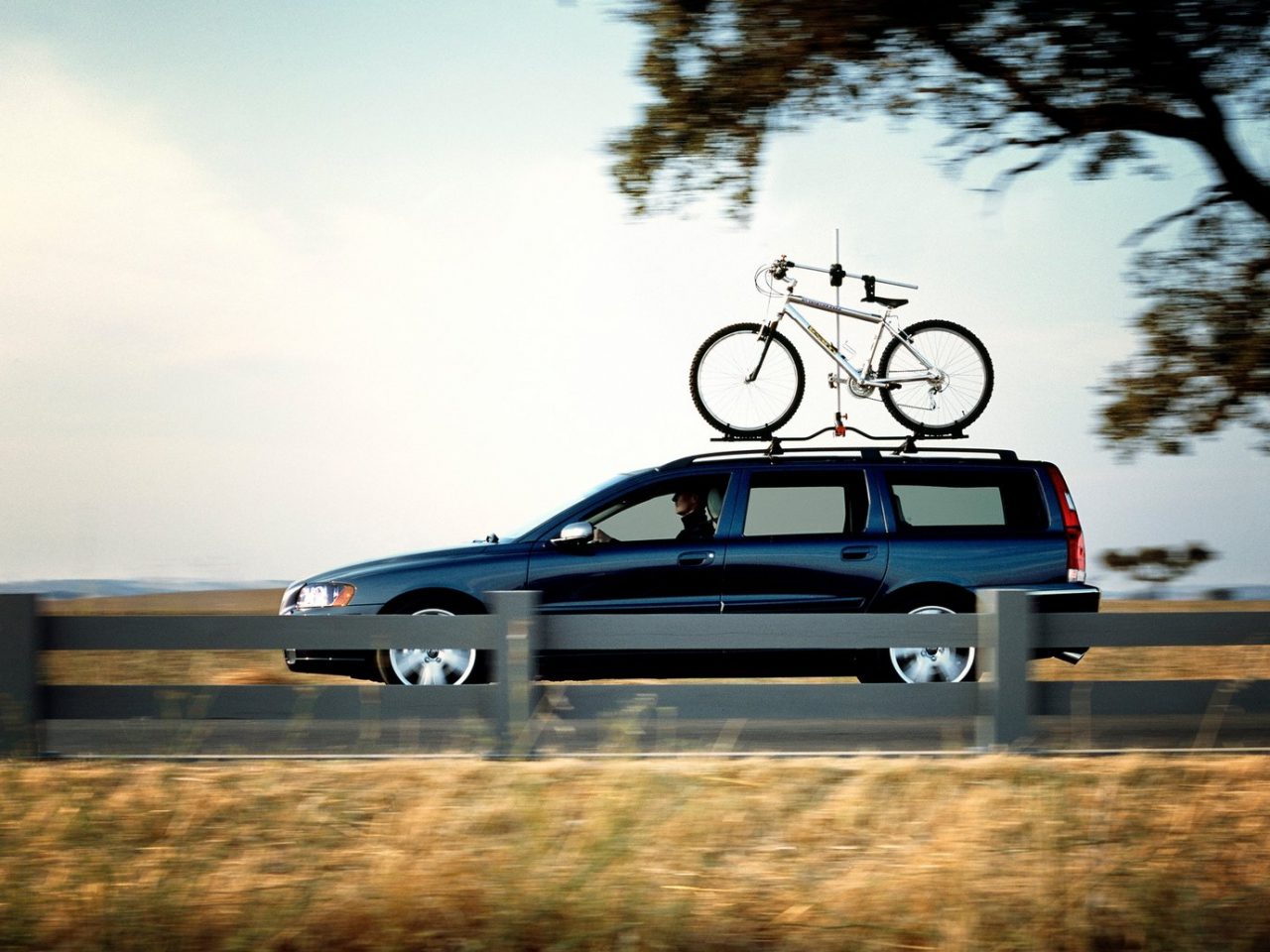 Een auto met een fiets erop en autobezit.