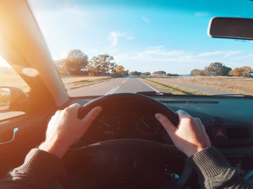 Een persoon die zuiniger rijdt met een auto.