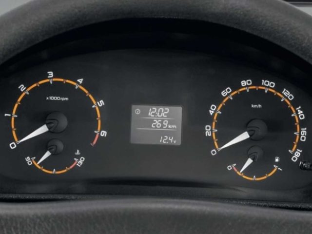 Het dashboard van een Lada Niva met meters en meters.