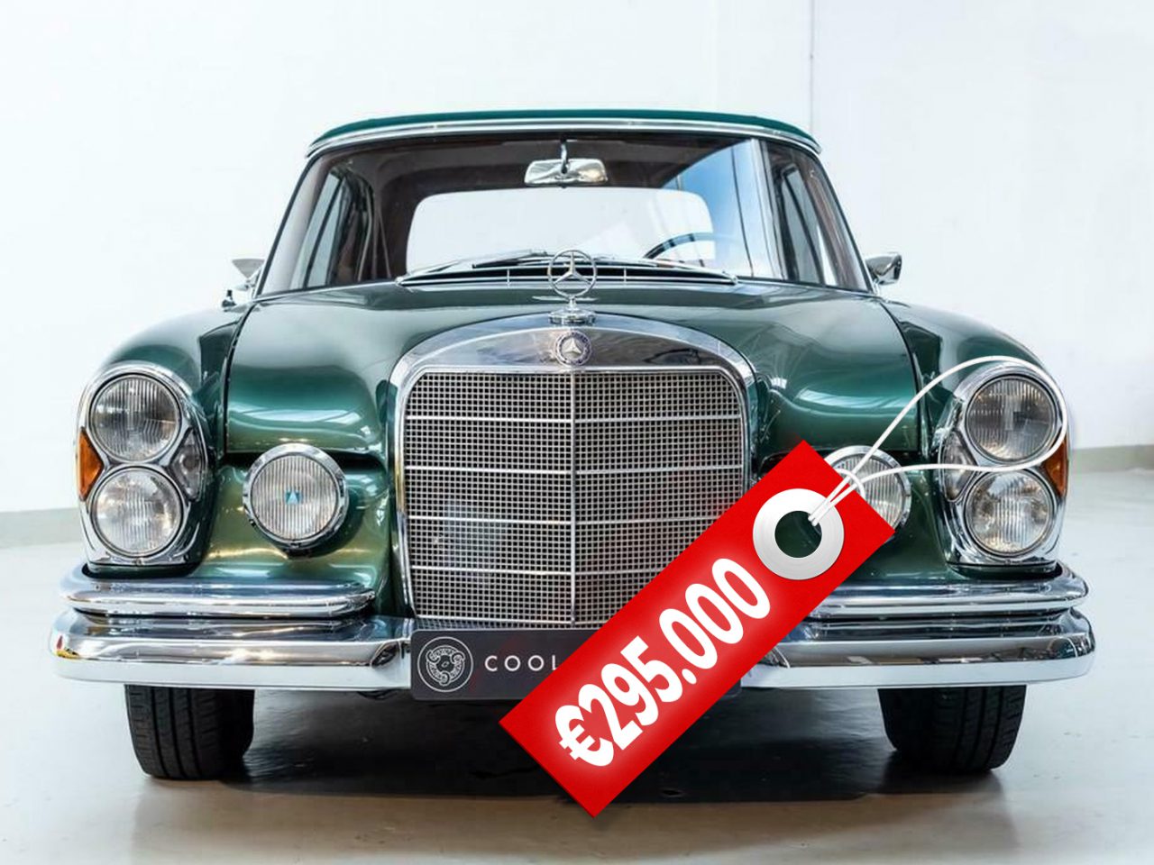 Een groene Mercedes-Benz met een Freddy Heineken-prijskaartje erop.