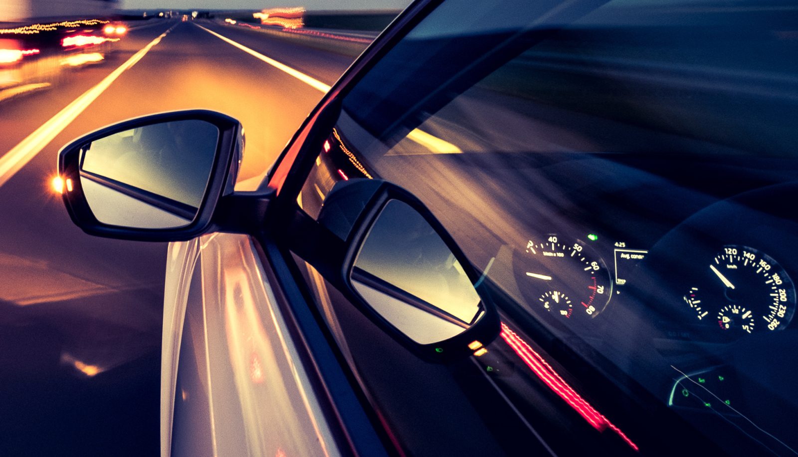 Een auto die 's nachts op een snelweg rijdt met een snelheid van 100.