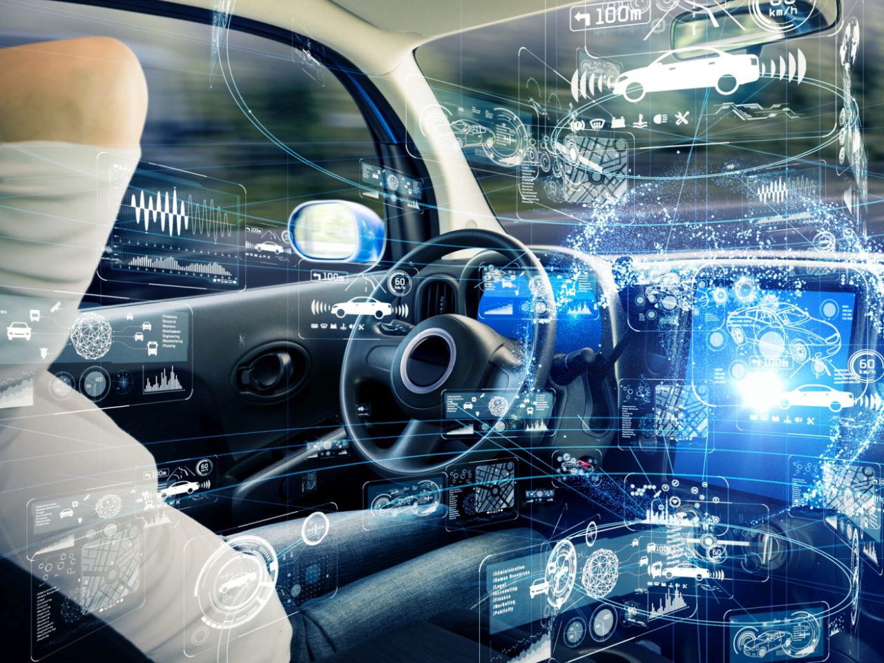 Een man zit in een auto met een digitale interface op het dashboard die voertuiggegevens weergeeft.