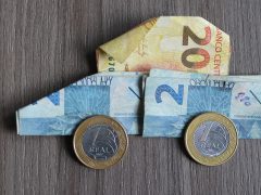 Een paar eurobiljetten en een munt van de wegenbelasting 2020 op een tafel.