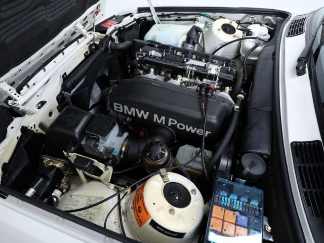 Close-up van een BMW M Power-motorruimte, die doet denken aan The Fast and the Furious.