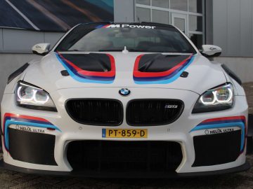 BMW M6 GT3-raceauto met aangepaste kleurstelling buiten geparkeerd.