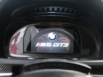 Digitaal dashboarddisplay met het BMW M6 GT3-logo.