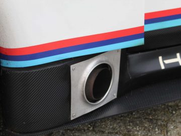 Close-up van het zijpaneel en de uitlaatpijp van een BMW M6 GT3-raceauto.