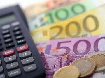 Naast een stapel eurobankbiljetten staat een BPM-calculator.