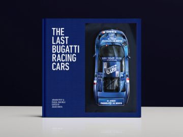 Een boek met de titel "The Last Bugatti Racing Cars" met een afbeelding van een Bugatti-auto op de omslag, weergegeven tegen een donkere achtergrond.