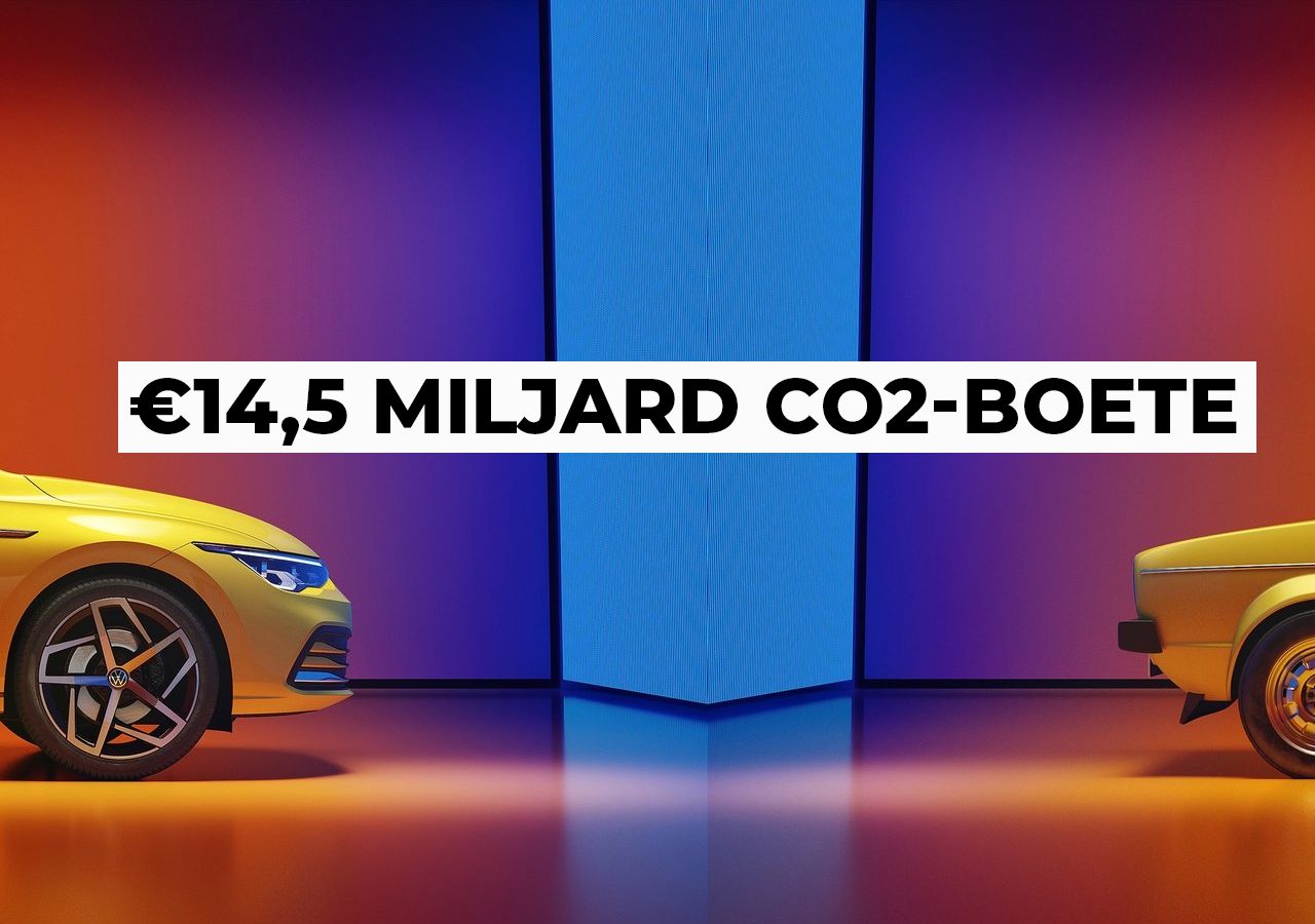 Twee auto's met een gespleten achtergrond met de tekst 'CO2-boete van € 14,5 miljard voor overschrijding van 95 gram in 2021.