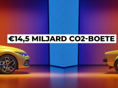 Twee auto's met een gespleten achtergrond met de tekst 'CO2-boete van € 14,5 miljard voor overschrijding van 95 gram in 2021.
