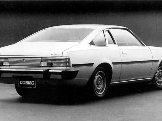 Zijprofiel van een vintage Mazda Cosmo coupé.