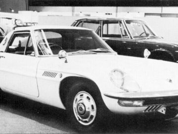 Vintage Mazda-sportwagens tentoongesteld op een binnententoonstelling.