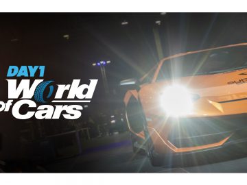 Oranje Lamborghini te zien tijdens het evenement "DAY1 of World of Cars" met ingeschakelde koplampen.