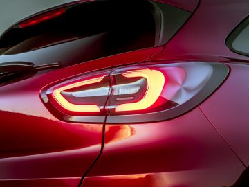 Rode Ford Puma met verlicht achterlicht en glanzende afwerking.