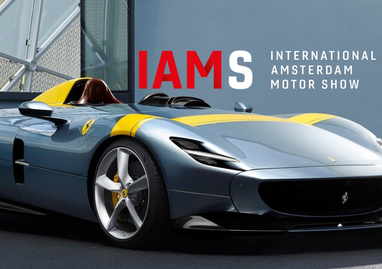 Zilveren en gele sportwagen te zien op de International Amsterdam Motor Show 2020.