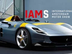 Zilveren en gele sportwagen te zien op de International Amsterdam Motor Show 2020.