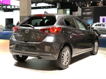 Een Mazda2-auto tentoongesteld op het Autosalon van Brussel 2020, gezien vanuit de achterste driekwarthoek.